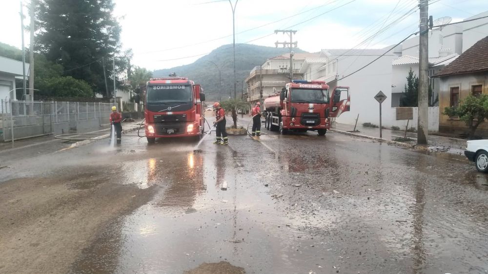 Bombeiros de Carlos Barbosa retomam ajuda em Muçum