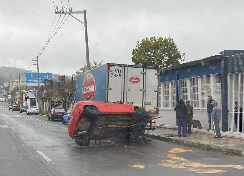 Carro é arrastado por caminhão na Av. Independência 