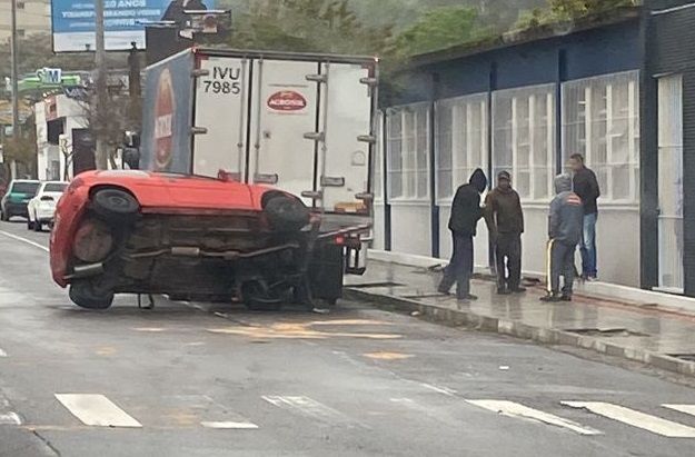 Carro é arrastado por caminhão na Av. Independência 