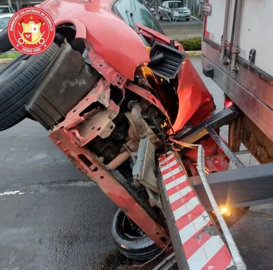 Carro é arrastado por caminhão na Av. Independência 