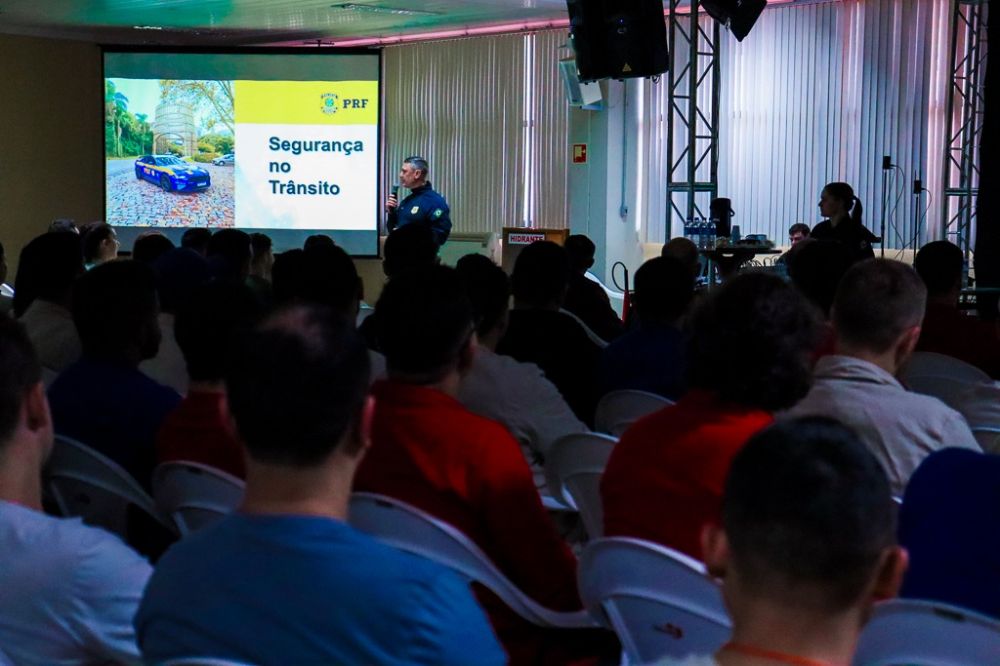 Polícia Rodoviária Federal realiza palestras de segurança nas estradas 