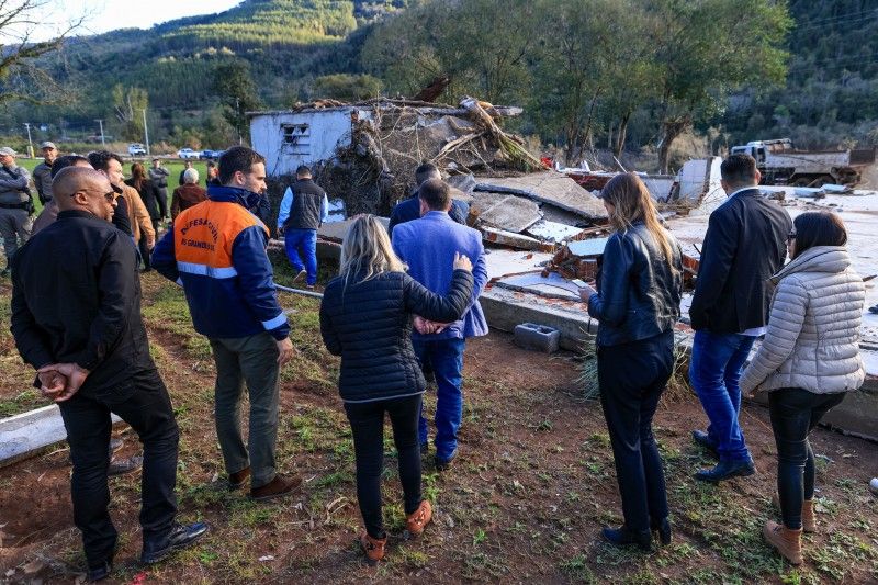 Governador visita Santa Tereza, afetada pelas enchentes no RS