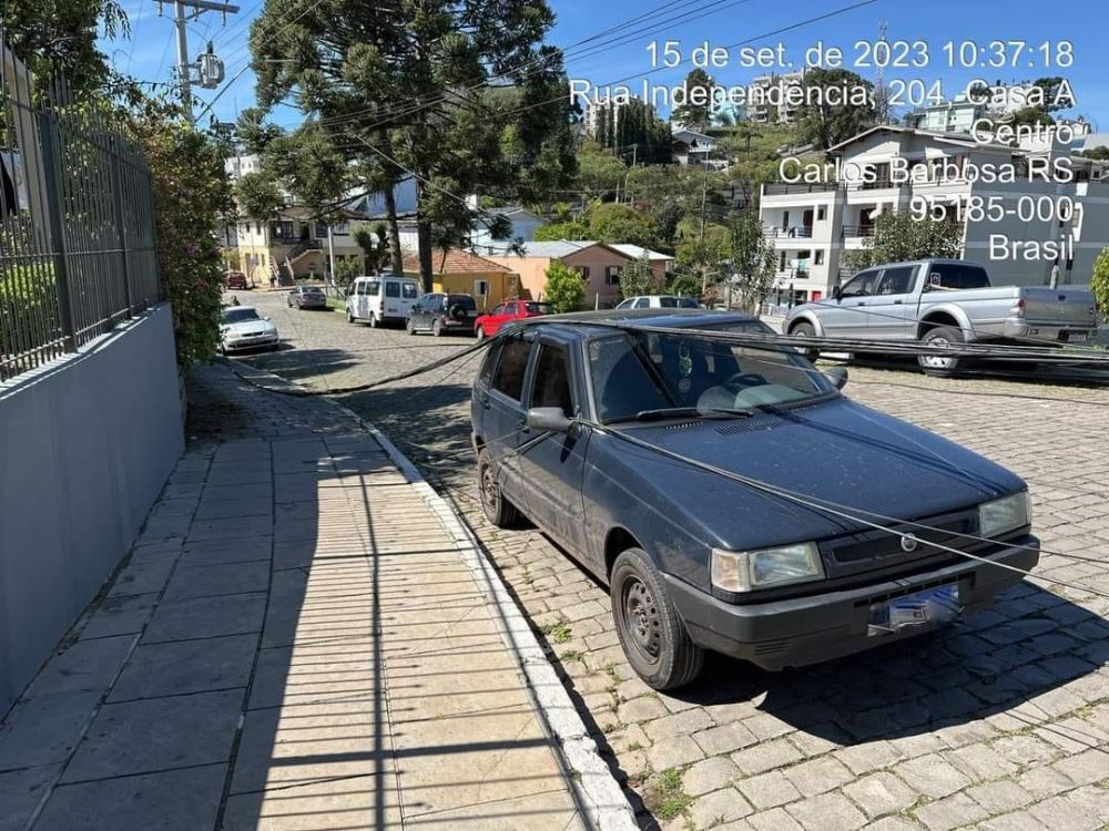 Caminhão rompe cabos e afeta Centro de Saúde em Carlos Barbosa