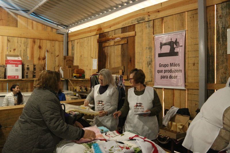 Voluntárias do "Mãos que produzem para doar” realizam Feira 