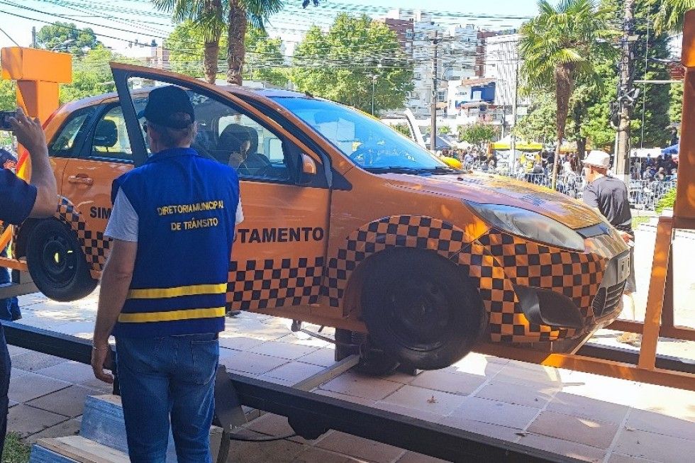 Alunos participaram de simulador de capotamento de carro