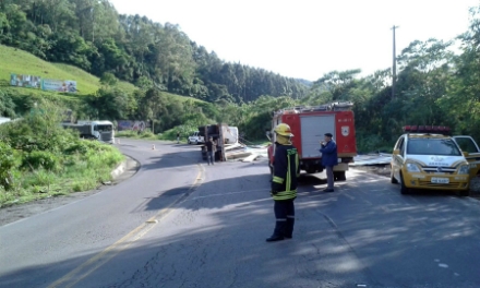 Carreta tomba na ERS 122 entre Farroupilha e São Vendelino