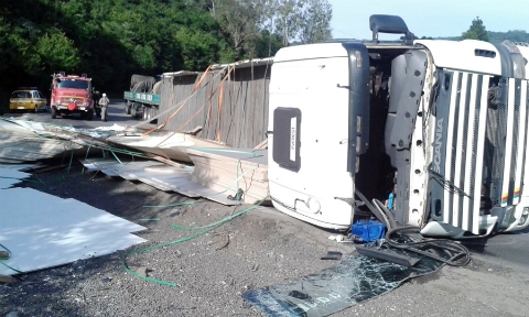 Carreta tomba na ERS 122 entre Farroupilha e São Vendelino