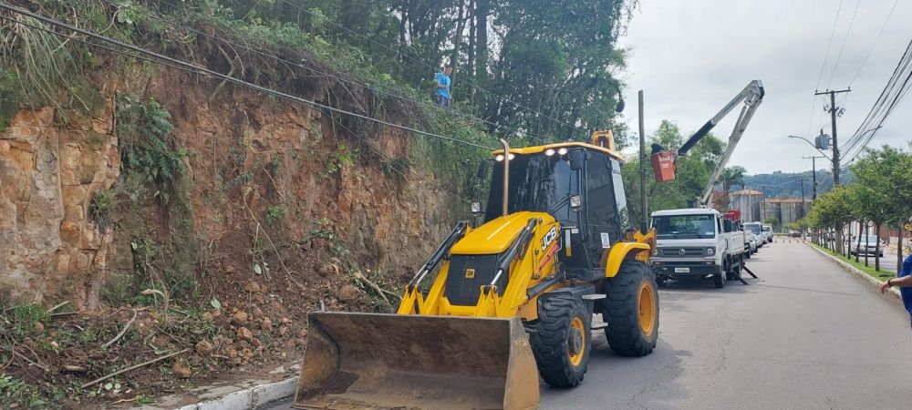 Reparos são feitos em desmoronamento da Buarque de Macedo