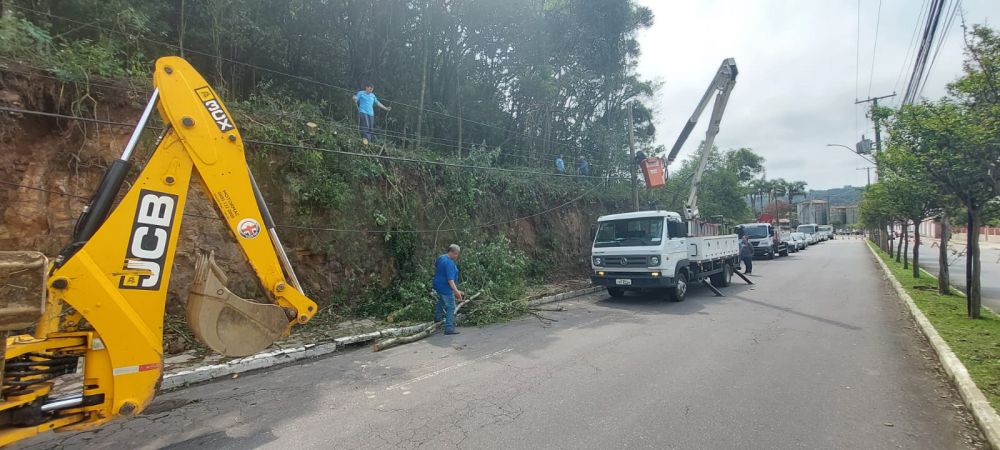 Reparos são feitos em desmoronamento da Buarque de Macedo