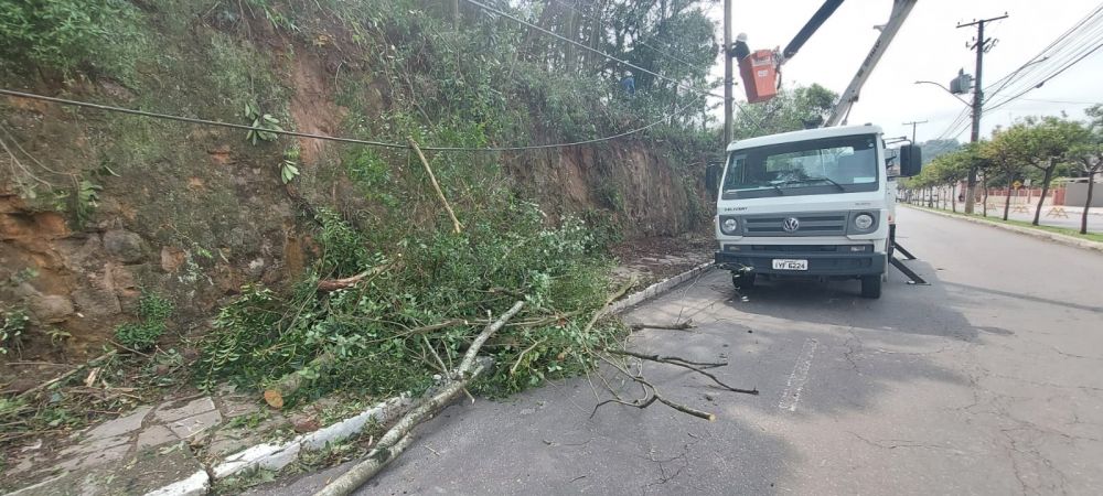 Reparos são feitos em desmoronamento da Buarque de Macedo