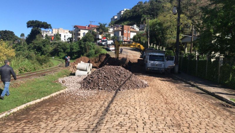  Prefeitura instala tubulação na Rua João Ludovico Salvador
