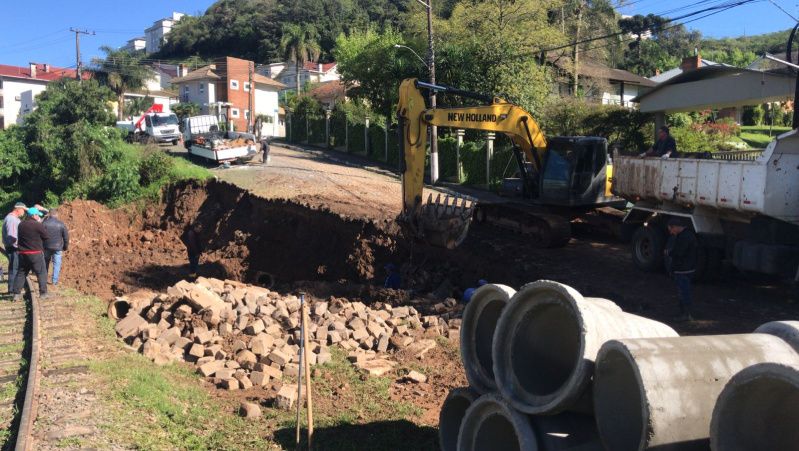  Prefeitura instala tubulação na Rua João Ludovico Salvador