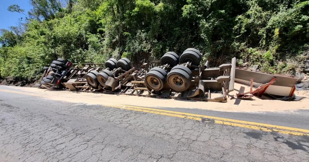 Caminhão carregado de areia tomba na BR 470 em Bento Gonçalves