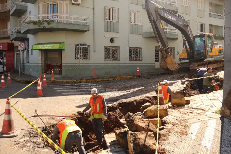 Rua 25 de Julho passa por melhorias na rede de drenagem 