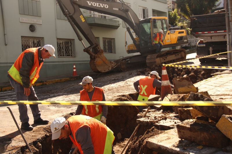 Rua 25 de Julho passa por melhorias na rede de drenagem 