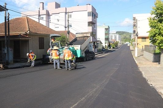 Rua Vicente Faraon recebe pavimentação asfáltica 