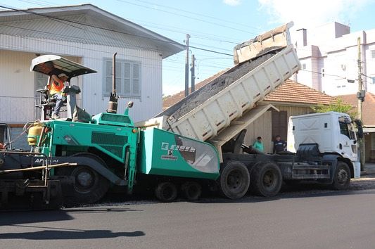 Rua Vicente Faraon recebe pavimentação asfáltica 