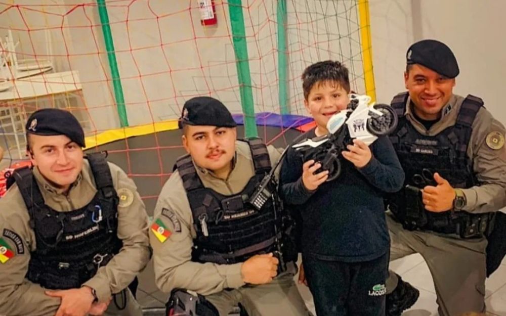 Brigada Militar participa de aniversário de menino de 5 anos