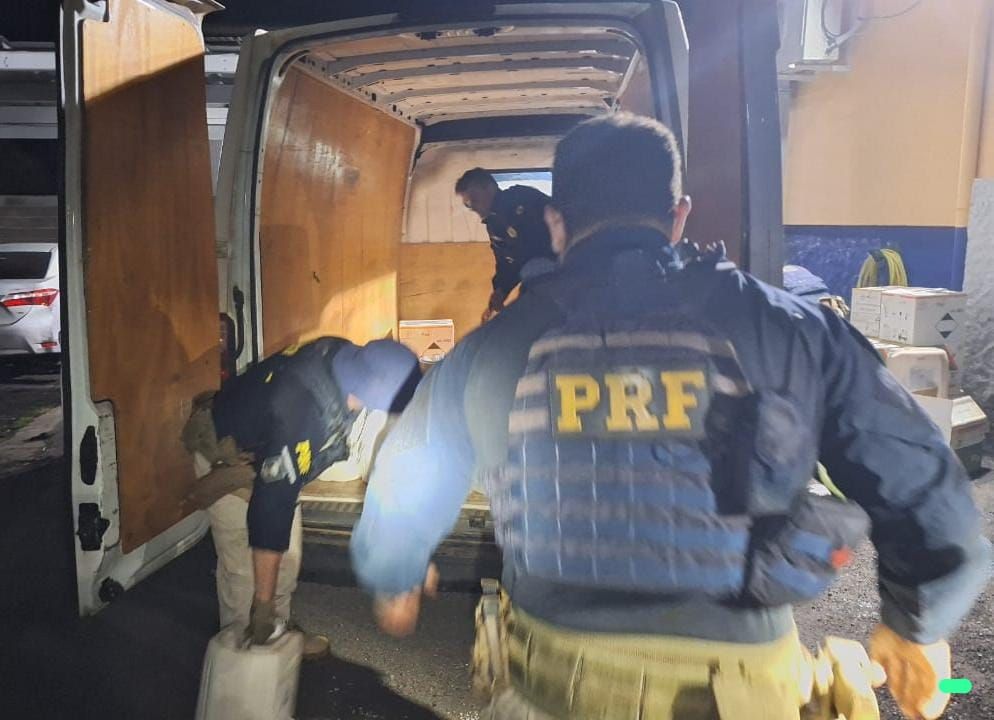PRF prende dois homens com 300 litros de agrotóxicos ilegais 