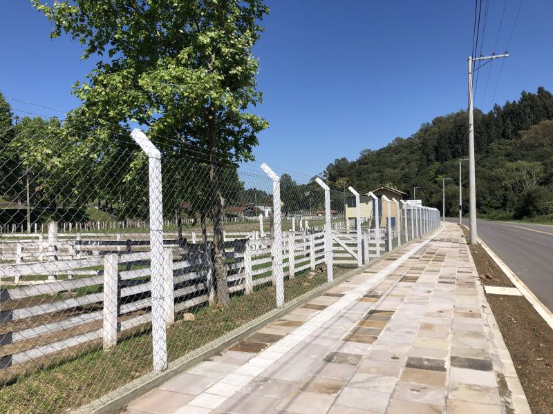 Cercamento do Centro Multiesportivo é entregue à comunidade