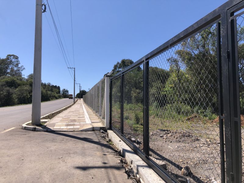 Cercamento do Centro Multiesportivo é entregue à comunidade