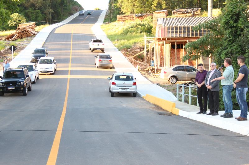 Inaugurada a pavimentação das ruas Ortenila Dal Moro e Alcides Santarosa