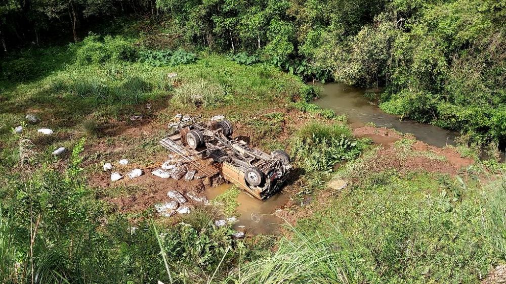 Caminhão tomba em barranco na BR-470 em Carlos Barbosa 