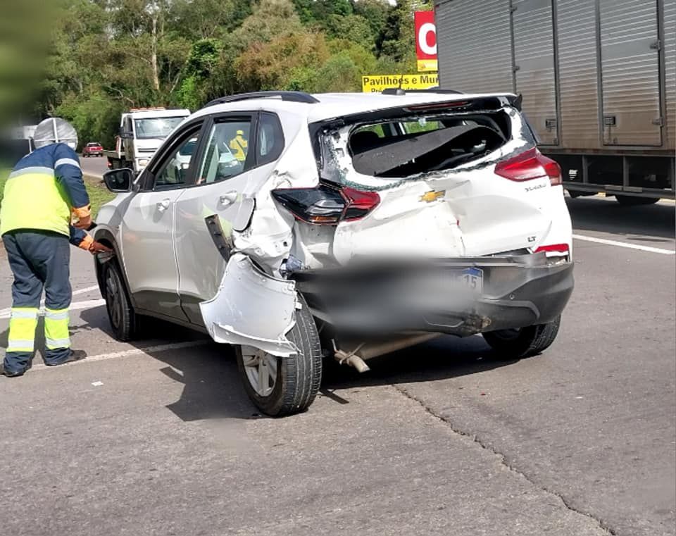 Caminhão tomba em barranco na BR-470 em Carlos Barbosa 