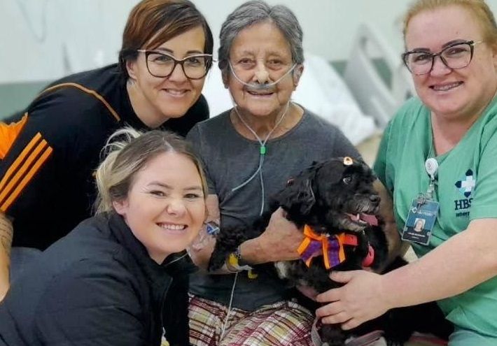 Paciente se emociona ao receber visita de cachorrinha