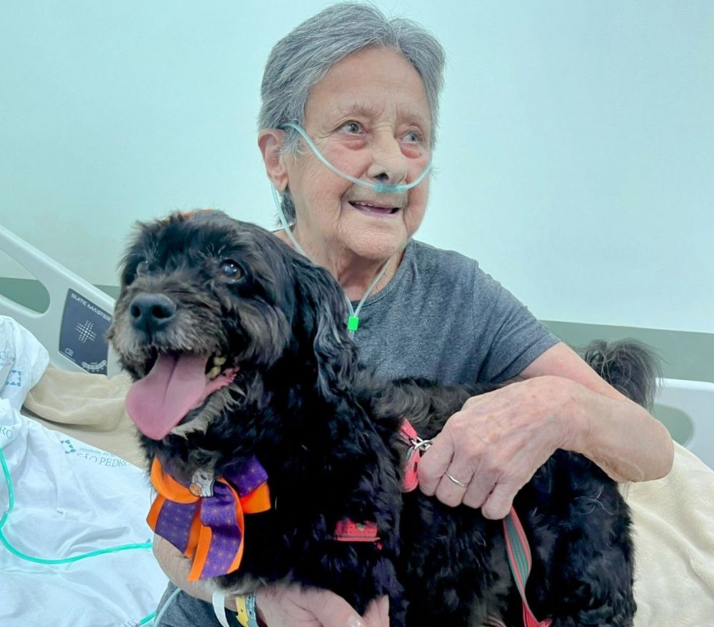 Paciente se emociona ao receber visita de cachorrinha
