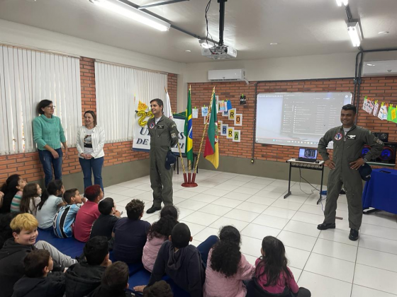 Pilotos da Esquadrilha da Fumaça conversam com alunos em Bento