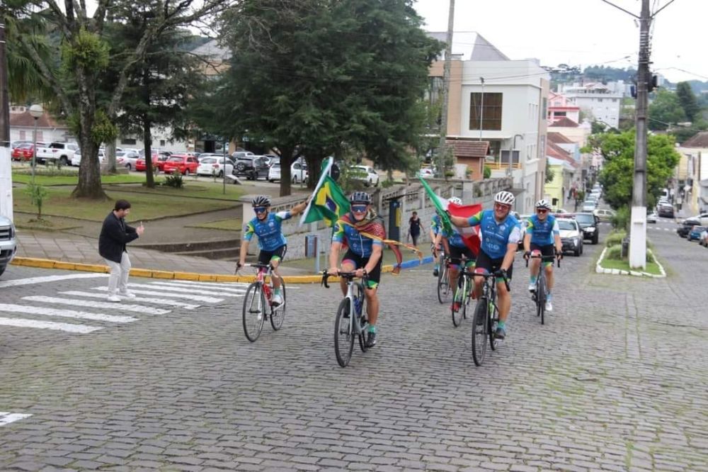 Grupo de ciclistas Italianos chega em Garibaldi