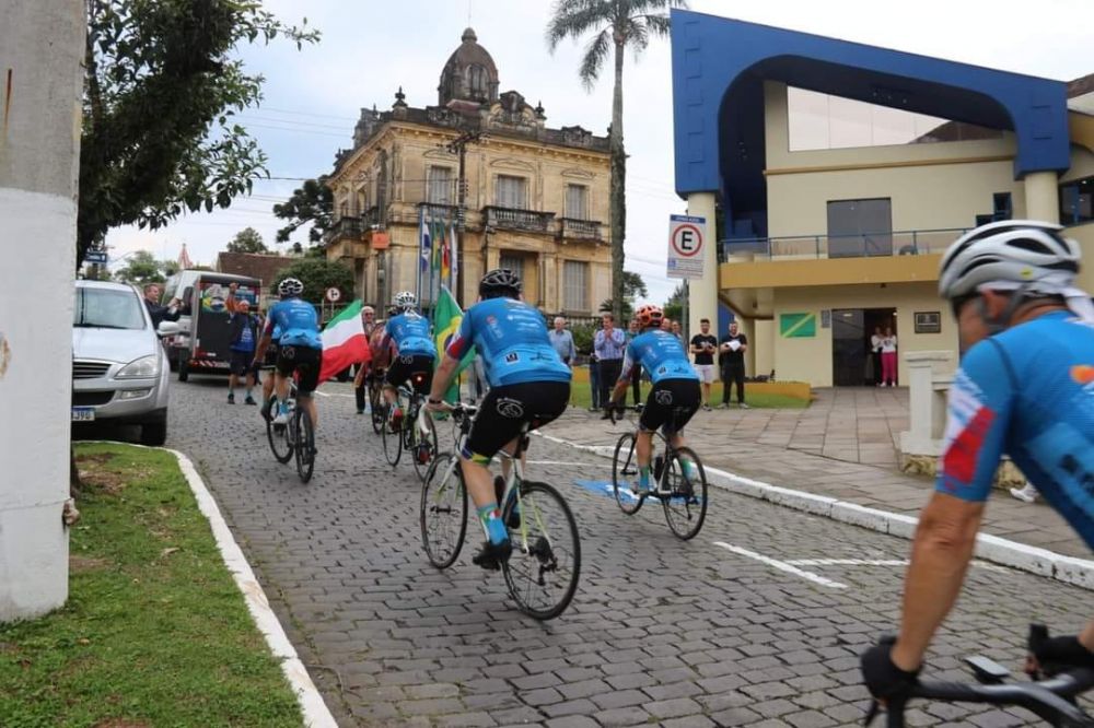 Grupo de ciclistas Italianos chega em Garibaldi