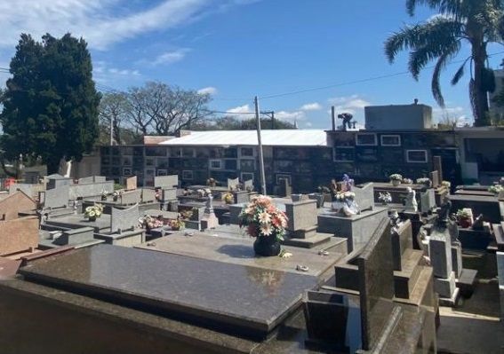 Cemitério de Carlos Barbosa recebe limpeza e manutenções 