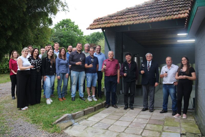 Inaugurada agroindústria familiar de vinhos coloniais