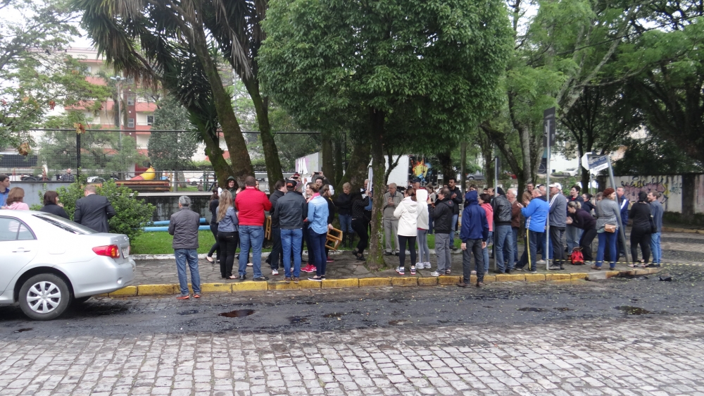 Dezenas de pessoas protestam contra a revogação de decreto da área da Martini