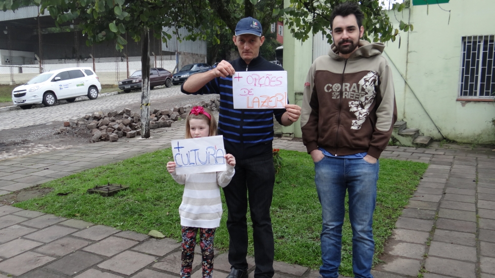 Dezenas de pessoas protestam contra a revogação de decreto da área da Martini