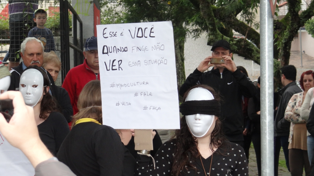 Dezenas de pessoas protestam contra a revogação de decreto da área da Martini