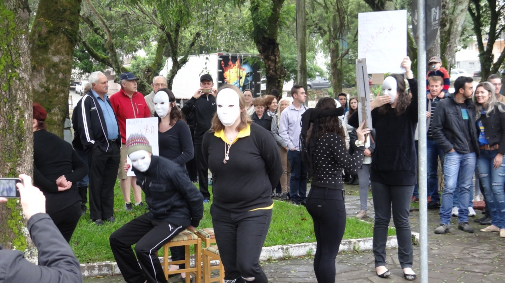 Dezenas de pessoas protestam contra a revogação de decreto da área da Martini