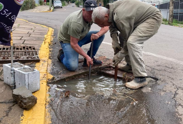 Secretaria de Obras Públicas realiza limpeza de bocas de lobo