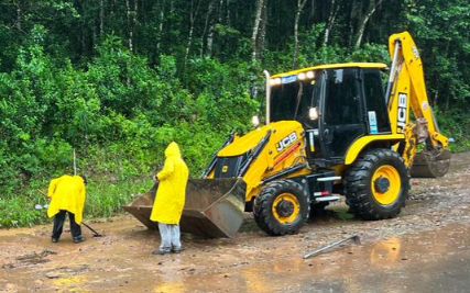 Secretaria de Obras Públicas realiza limpeza de bocas de lobo