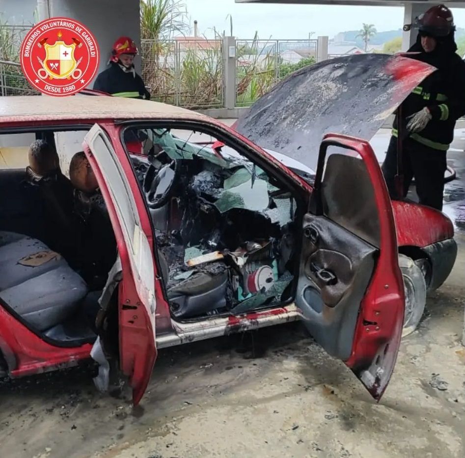 Veículo é danificado pelo fogo no bairro Alfândega em Garibaldi