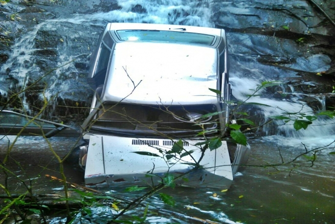 Carro cai em barranco de 30 metros em Carlos Barbosa