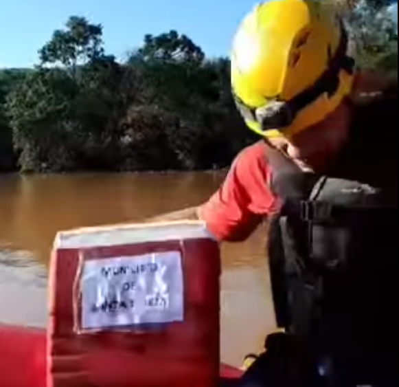 Moradores ilhados recebem auxílios dos Bombeiros Militares 