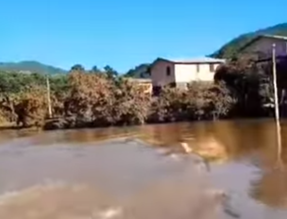 Moradores ilhados recebem auxílios dos Bombeiros Militares 