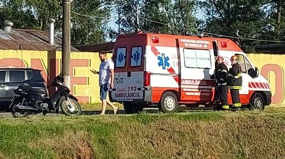 Acidente entre carro e moto deixa uma pessoa ferida