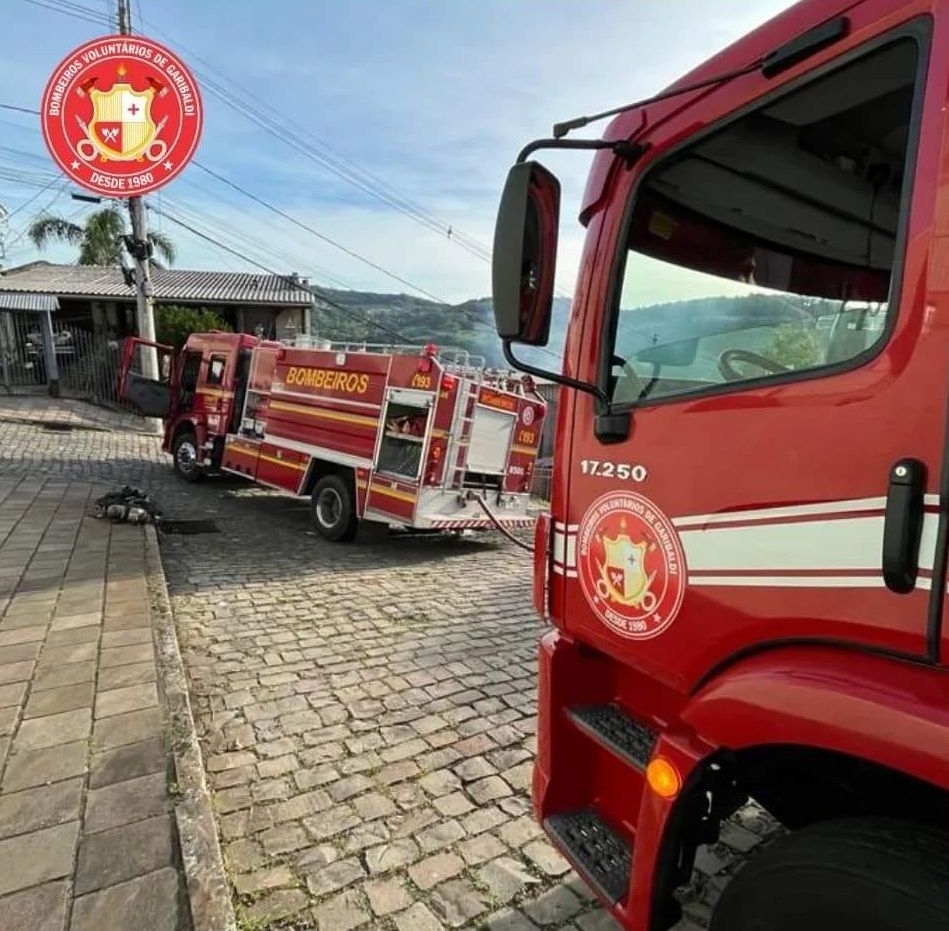 Bombeiros de Garibaldi auxiliam no combate a incêndio em Bento 