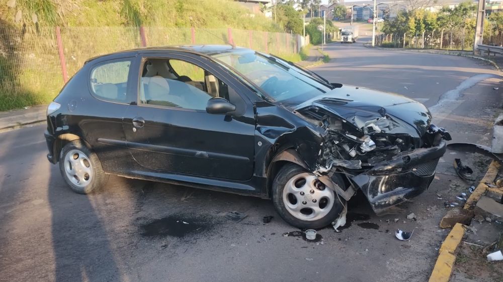 Motorista sofre ferimentos após colisão em poste 