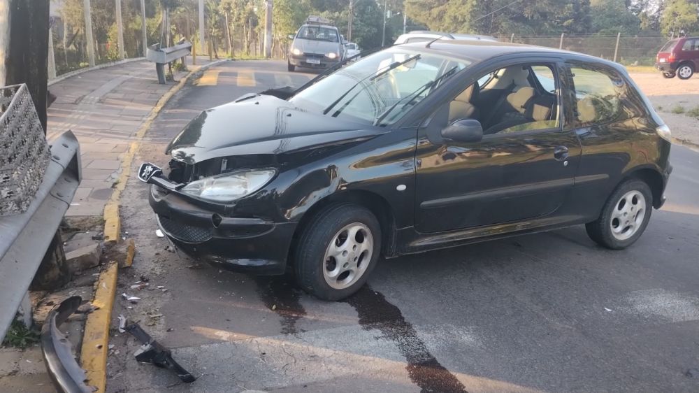 Motorista sofre ferimentos após colisão em poste 