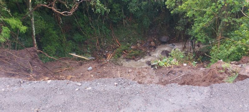 Rua do Bairro Chácaras é bloqueada após deslizamento